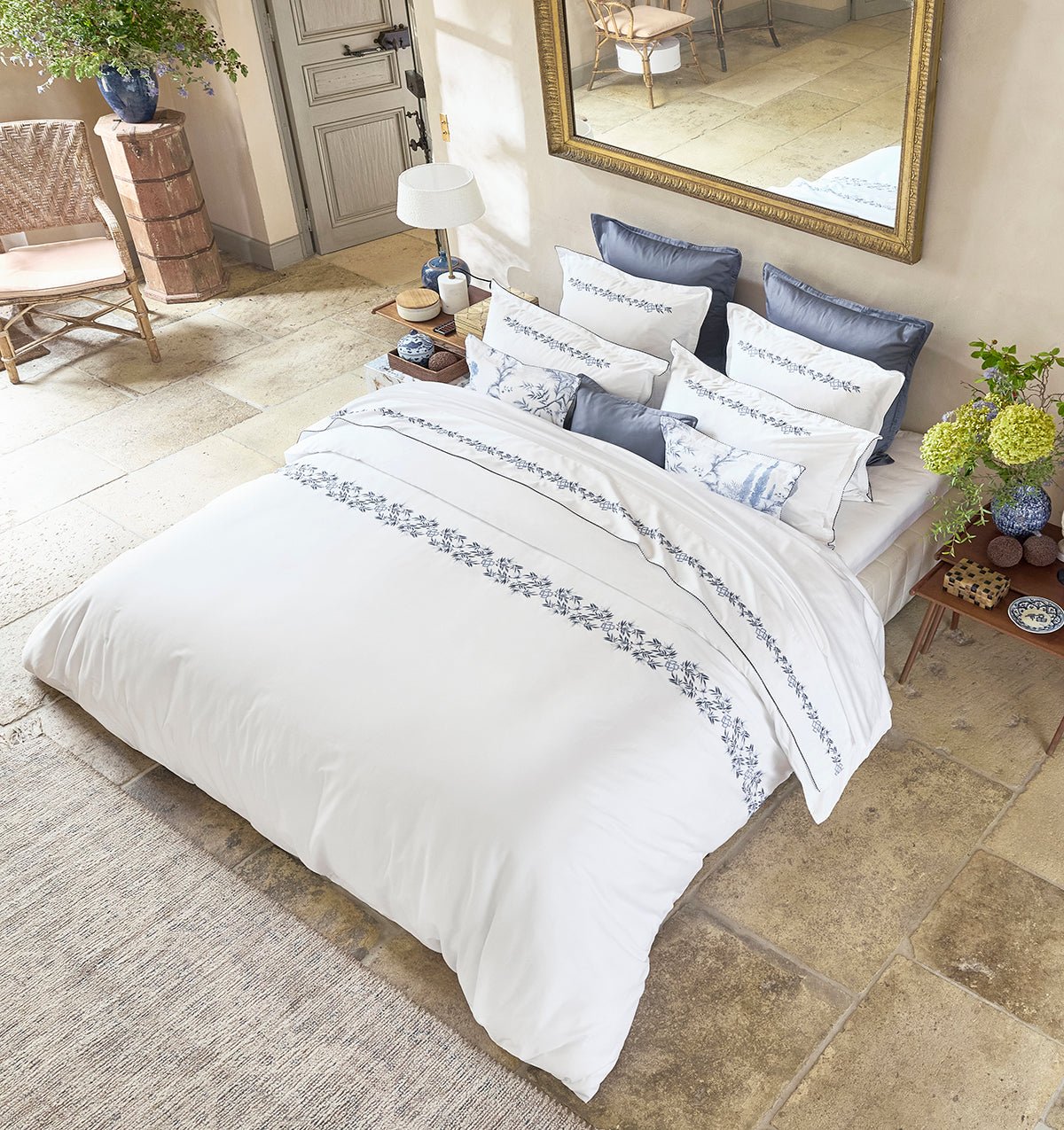 Embroidered premium satin duvet cover MIRABEU - HomeFashion
