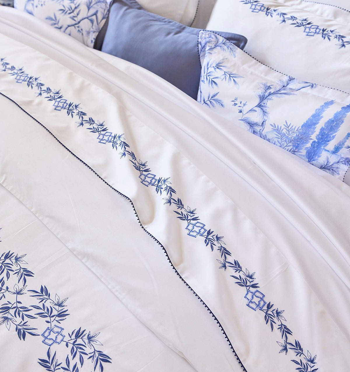 Embroidered premium satin duvet cover MIRABEU - HomeFashion