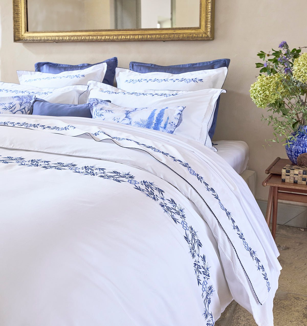 Embroidered premium satin duvet cover MIRABEU - HomeFashion